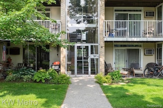 4909 Crooks Rd Unit E8, Royal Oak, MI 48073
