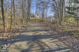 9745 Crest Hill Rd, Marshall, VA 20115