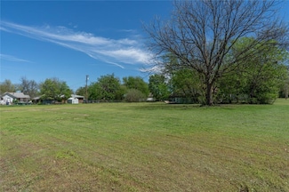 410 W Comanche St, Lindsay, OK 73052