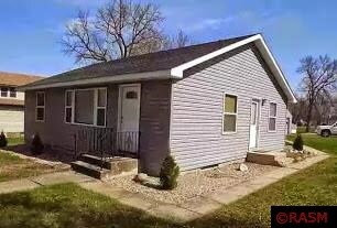 271 S Park Ave, Le Center, MN 56057