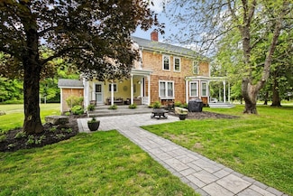 89 Marion Rd, Rochester, MA 02770