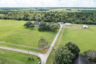 402 C S Harmon Rd, Hankamer, TX 77560