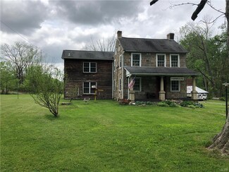 7234 Christmas Ln, Slatington, PA 18080