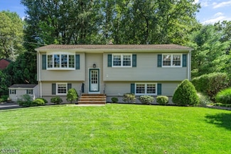 66 Overlook Rd, Bloomingdale, NJ 07403
