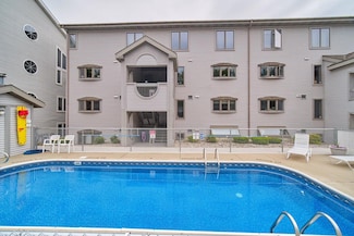 317 5th Ave Unit 2, Manistee, MI 49660