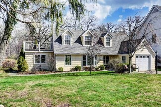 11340 Hiawatha Ln, Indian Head Park, IL 60525