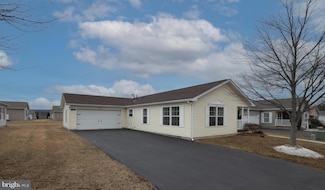 13 Random Rd, Douglassville, PA 19518