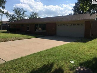521 S Clark Ave, Lyons, KS 67554