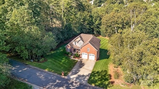 5005 Woodwinds Dr NE, Hickory, NC 28601