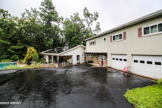 17 the Lovely Ln, Mill Hall, PA 17751