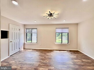 6 Topaz Ln, Trenton, NJ 08690