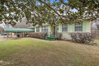 3202 King Dr, Pearl, MS 39208