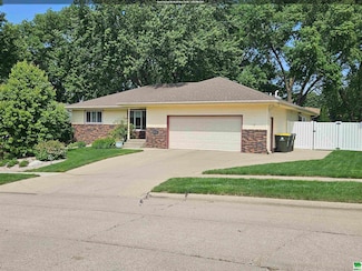 6121 Pine View Dr, Sioux City, IA 51106