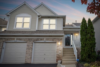 204 Hidden Pond Cir, Aurora, IL 60504