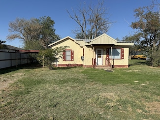 704 Collinson St, Clarendon, TX 79226
