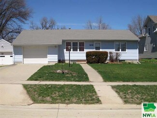 806 W Cedar St, Cherokee, IA 51012
