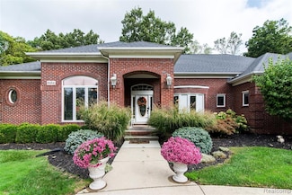 8454 Grays Dr, Grosse Ile, MI 48138