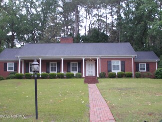 1307 Perry Park Dr, Kinston, NC 28501