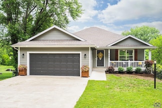 508 Delaware Dr, Ozawkie, KS 66070