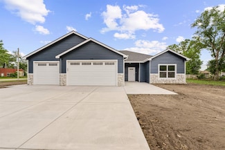 318 E 4th St, Solomon, KS 67480