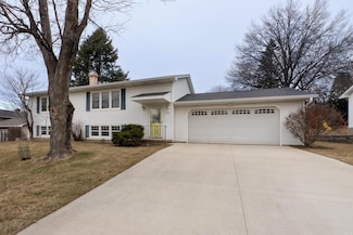 1416 Laurel Cir, Cedar Falls, IA 50613