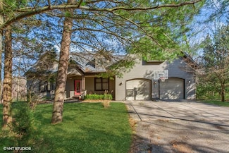 6439 Daniel Dr, Saugatuck, MI 49453