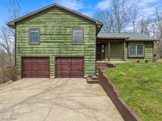 229 Mooreland Rd, Belpre, OH 45714