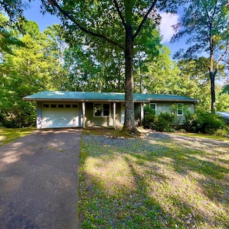 685 Davis Rd, Blue Ridge, GA 30513