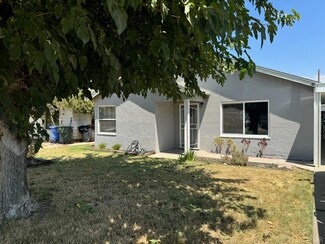 1435 Fitzgerald Ln, Hanford, CA 93230