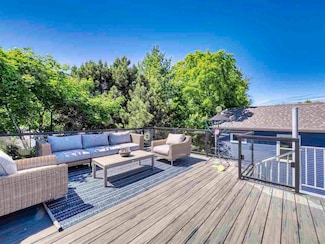 103 Riverwalk Ln, Charlevoix, MI 49720