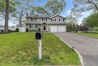 40 Ridge Haven Dr, Ridge, NY 11961