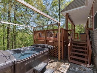 860 Creekside Dr, Maggie Valley, NC 28751