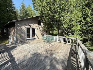 42 S Cedar Ln, Hessel, MI 49745