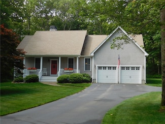 32 Preservation Dr, Saunderstown, RI 02874