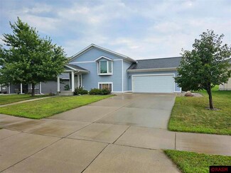 604 604 Pfaender Dr, New Ulm, MN 56073