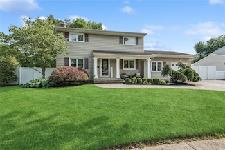 22 Shelton Ct, ComMacK, NY 11725