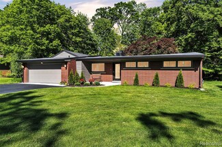 28200 E Greenmeadow Cir, Farmington Hills, MI 48334