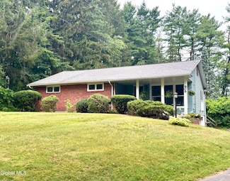 909 Ash Tree Ln, Schenectady, NY 12309