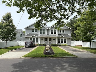 17 Dunes Ln Unit Right, Port Washington, NY 11050