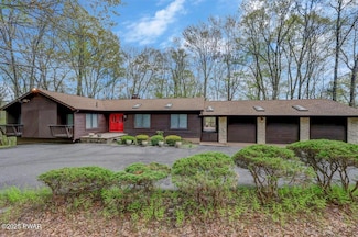 809 Blackbirch Ct, Lords Valley, PA 18428