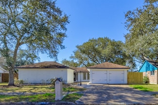 406 W Castle Harbour Dr, Friendswood, TX 77546