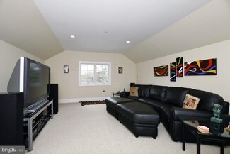 9011 Ewing Dr, Bethesda, MD 20817