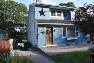 30 Willow Rd, Rocky Point, NY 11778