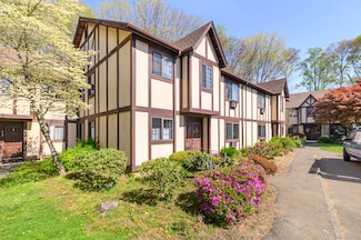 217 Foxwood Ln, Milford, CT 06461