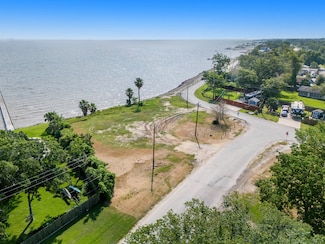 4215 Bayshore Dr, Bacliff, TX 77518