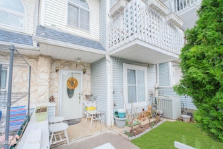 40 Country Dr N Unit A, Staten Island, NY 10314