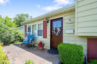 17 Lakeland Dr, Port Monmouth, NJ 07758