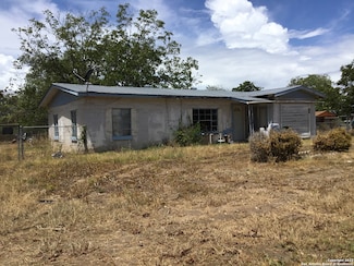 1303 N Windy Knoll Dr, Devine, TX 78016