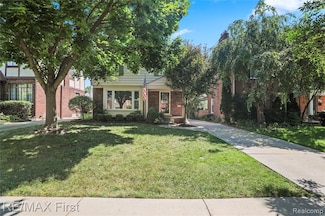 324 Fisher Rd, Grosse Pointe Farms, MI 48230