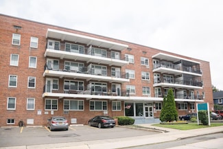 100 Randall Ave Unit 4J, Freeport, NY 11520